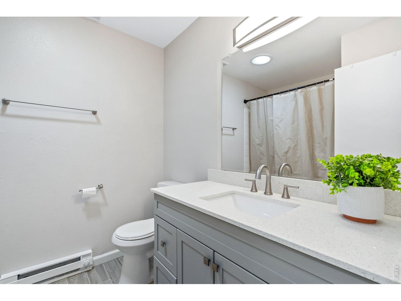 4701 Meining Road Berthoud, CO 80513 - Photo 20 of 31 Guest bathroom