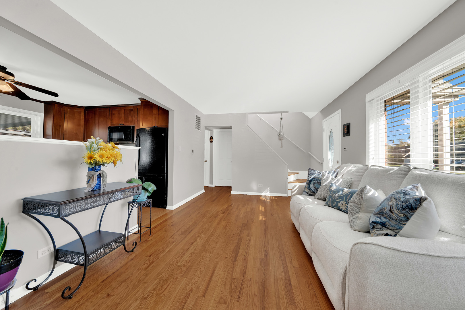 8912 Windsor Lane Bridgeview, IL 60455 - Photo 18 of 25 a living room with furniture and a couch