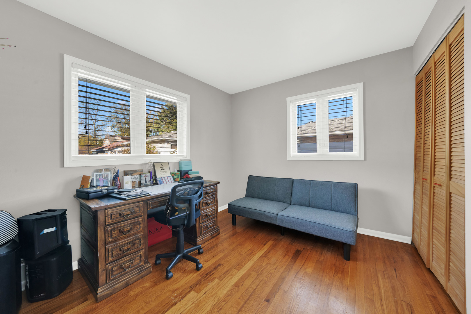 8912 Windsor Lane Bridgeview, IL 60455 - Photo 4 of 25 a livingroom with workspace and a window