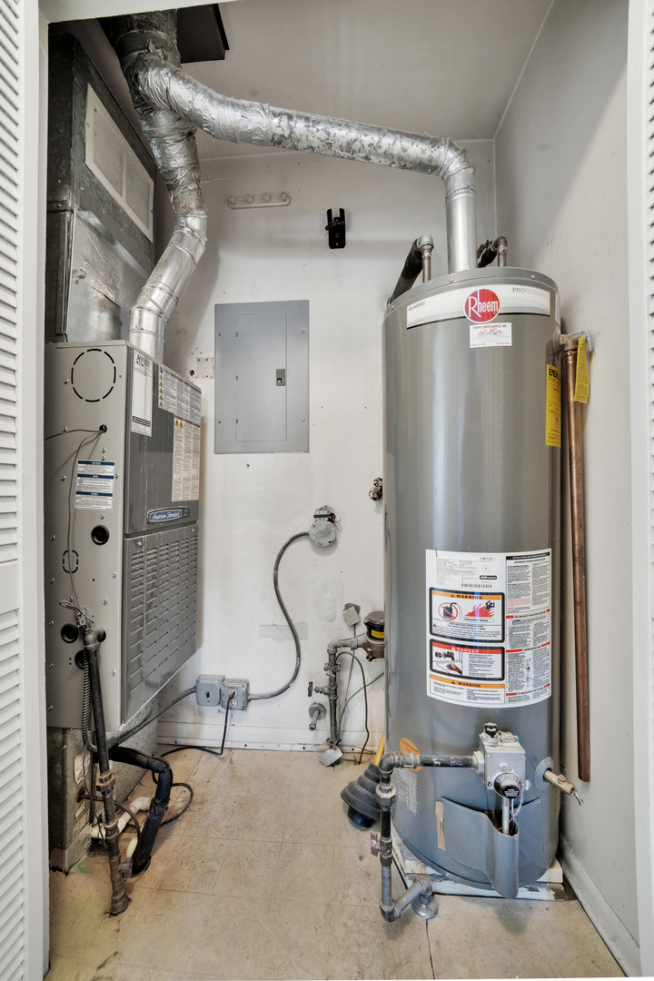 8912 Windsor Lane Bridgeview, IL 60455 - Photo 7 of 25 a view of a room with gym equipment