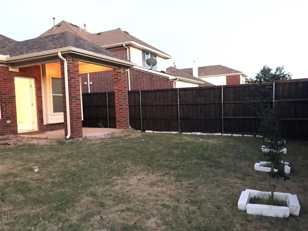 a view of house with backyard