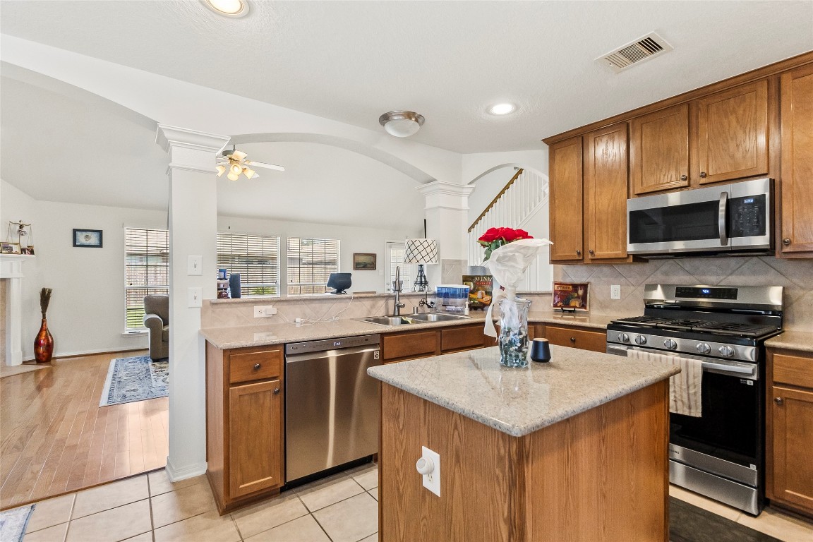 427 Pinewood Ridge Drive Spring, TX 77386 - Photo 7 of 21