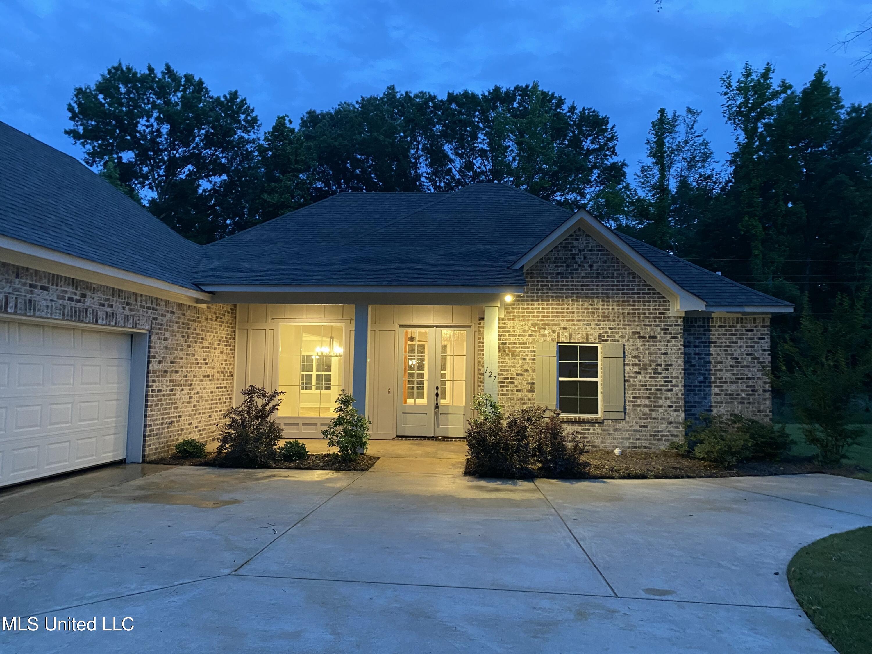 127 Salus Bend Clinton, MS 39056 - Photo 2 of 23 IMG_1038