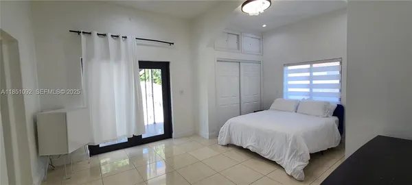 a view of a house with backyard and plants