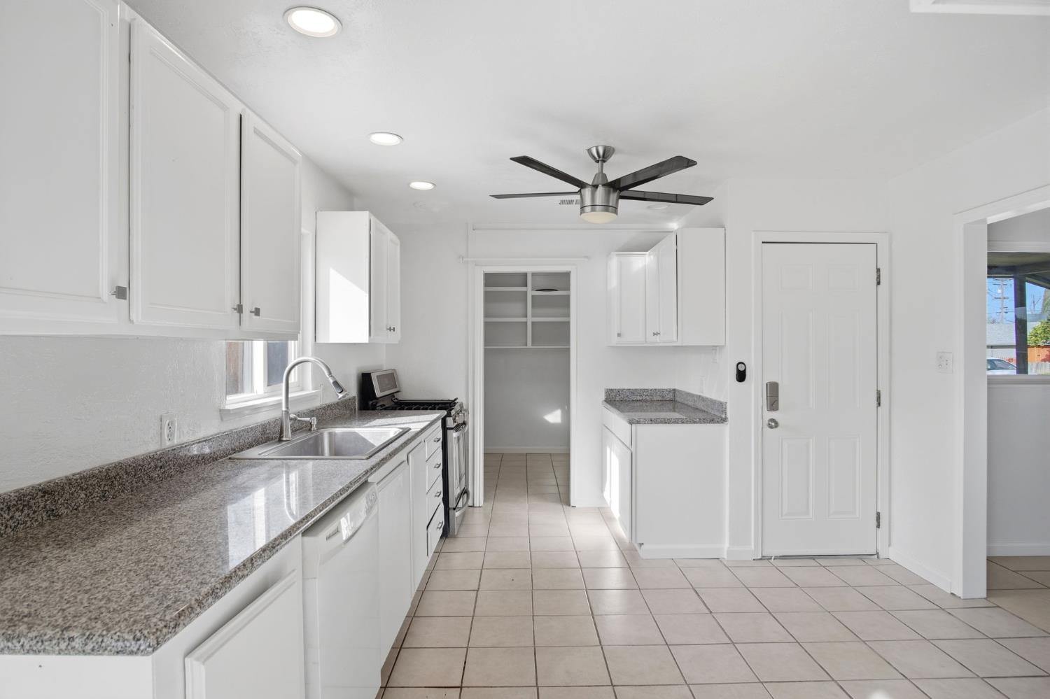 820 Hawthorne Avenue Modesto, CA 95350 - Photo 11 of 21