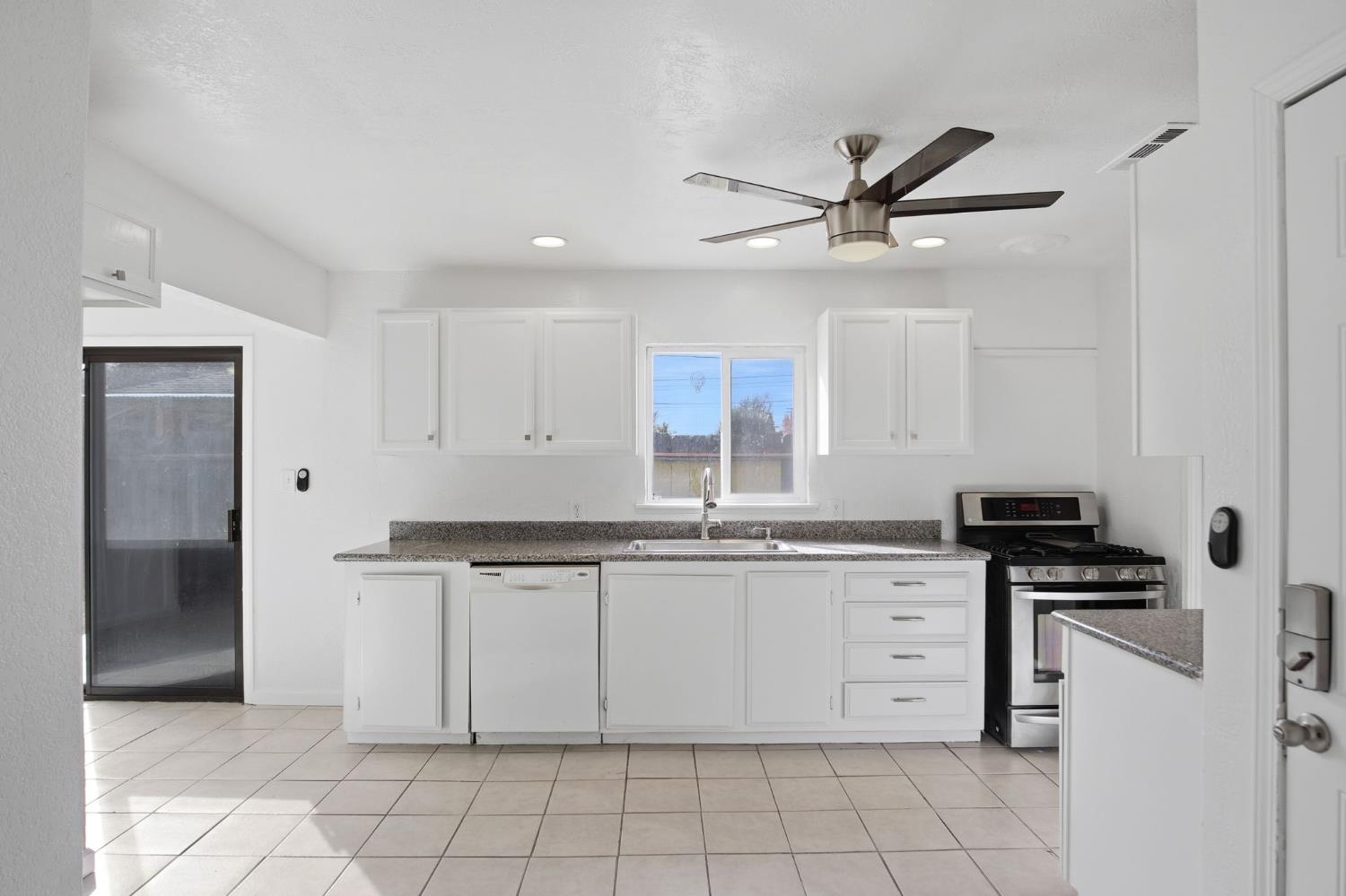 820 Hawthorne Avenue Modesto, CA 95350 - Photo 9 of 21