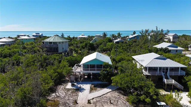 a view of a houses with yard