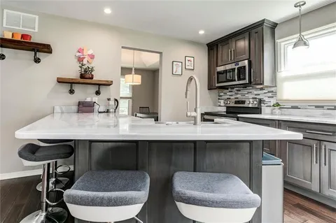 $365,000 | 10101 Northwest Mirror Lake Court, Kansas City, MO 64152