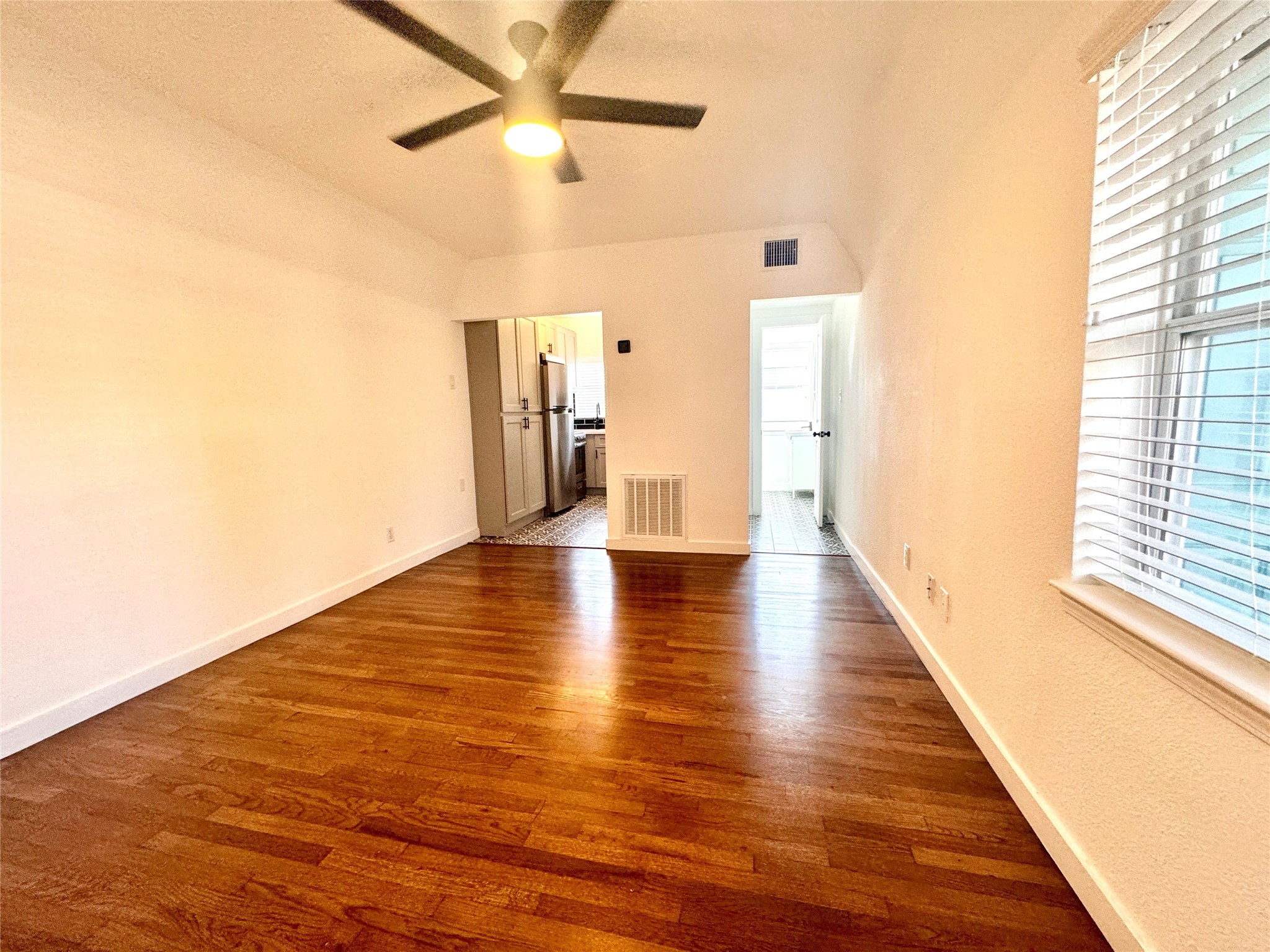 415 Fairview Street, Unit 4 Houston, TX 77006 - Photo 3 of 10 Fully remodeled/updated 1 bedroom studio *INCLUDES* stackable W/D, refrigerator, microwave, dishwasher and oven. WOW!