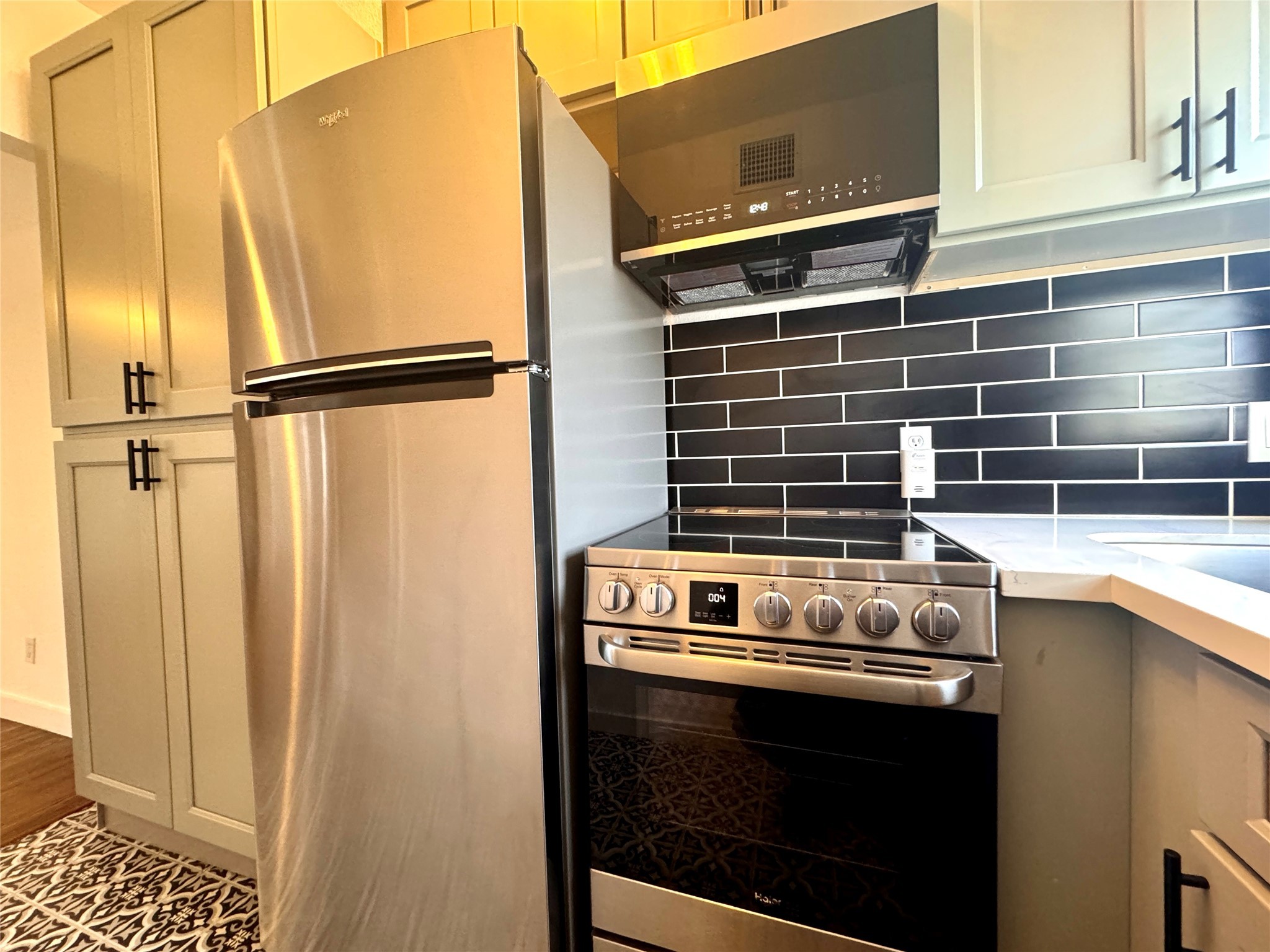 415 Fairview Street, Unit 4 Houston, TX 77006 - Photo 4 of 10 Updated kitchen w/stainless steel appliances. *ALL INCLUDED*