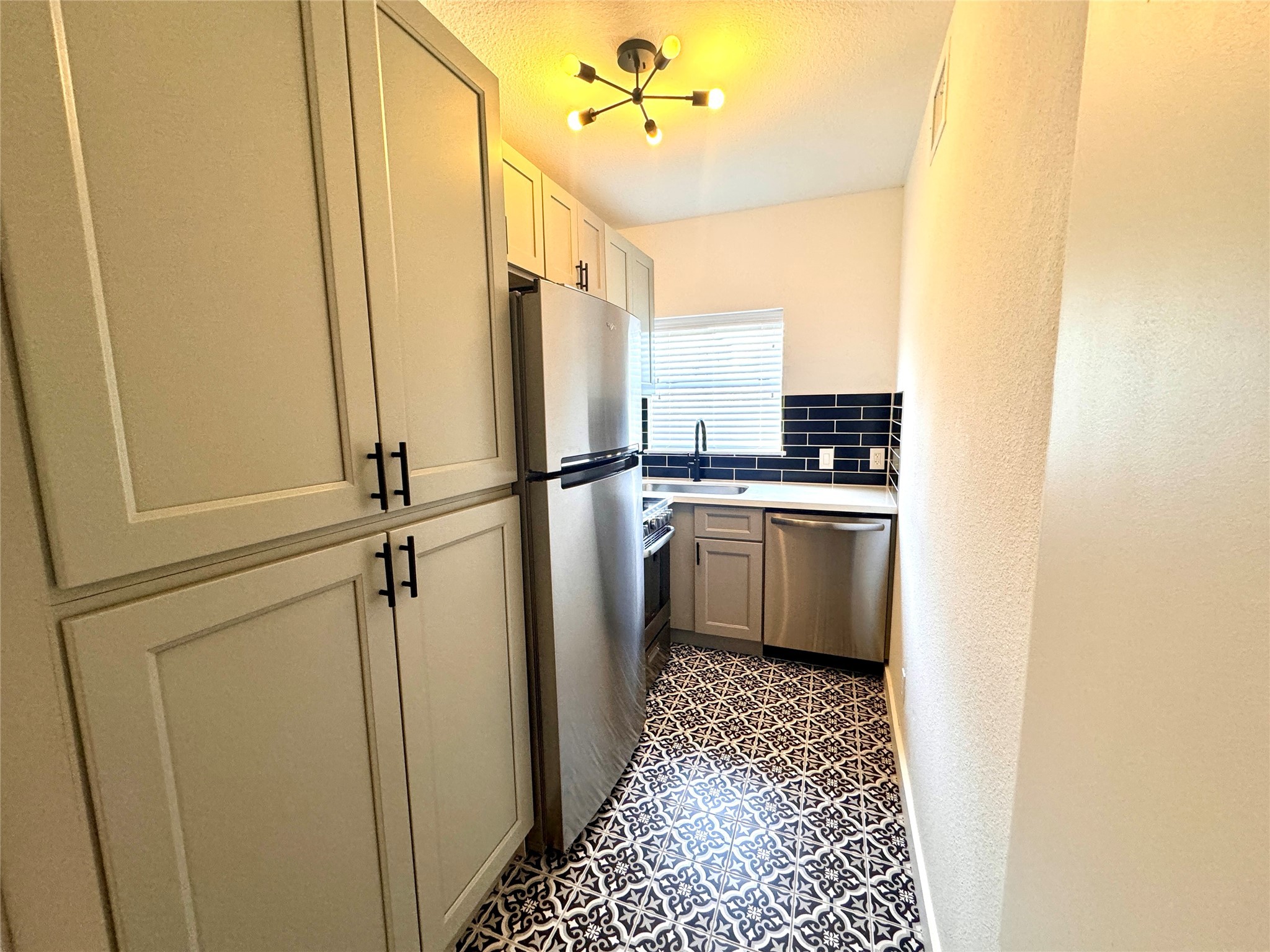 415 Fairview Street, Unit 4 Houston, TX 77006 - Photo 6 of 10 New Refrigerator, dishwasher, microwave and 4 burner electric cooktop and oven are all included.