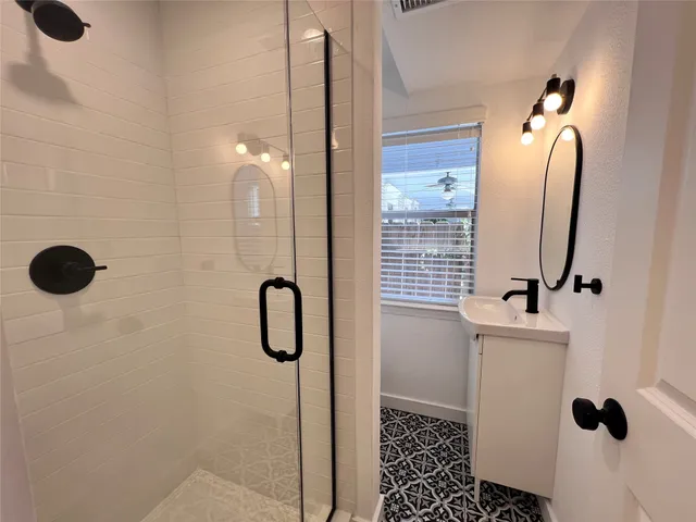 $1,250 | 415 Fairview Street, Unit 4, Houston, TX 77006