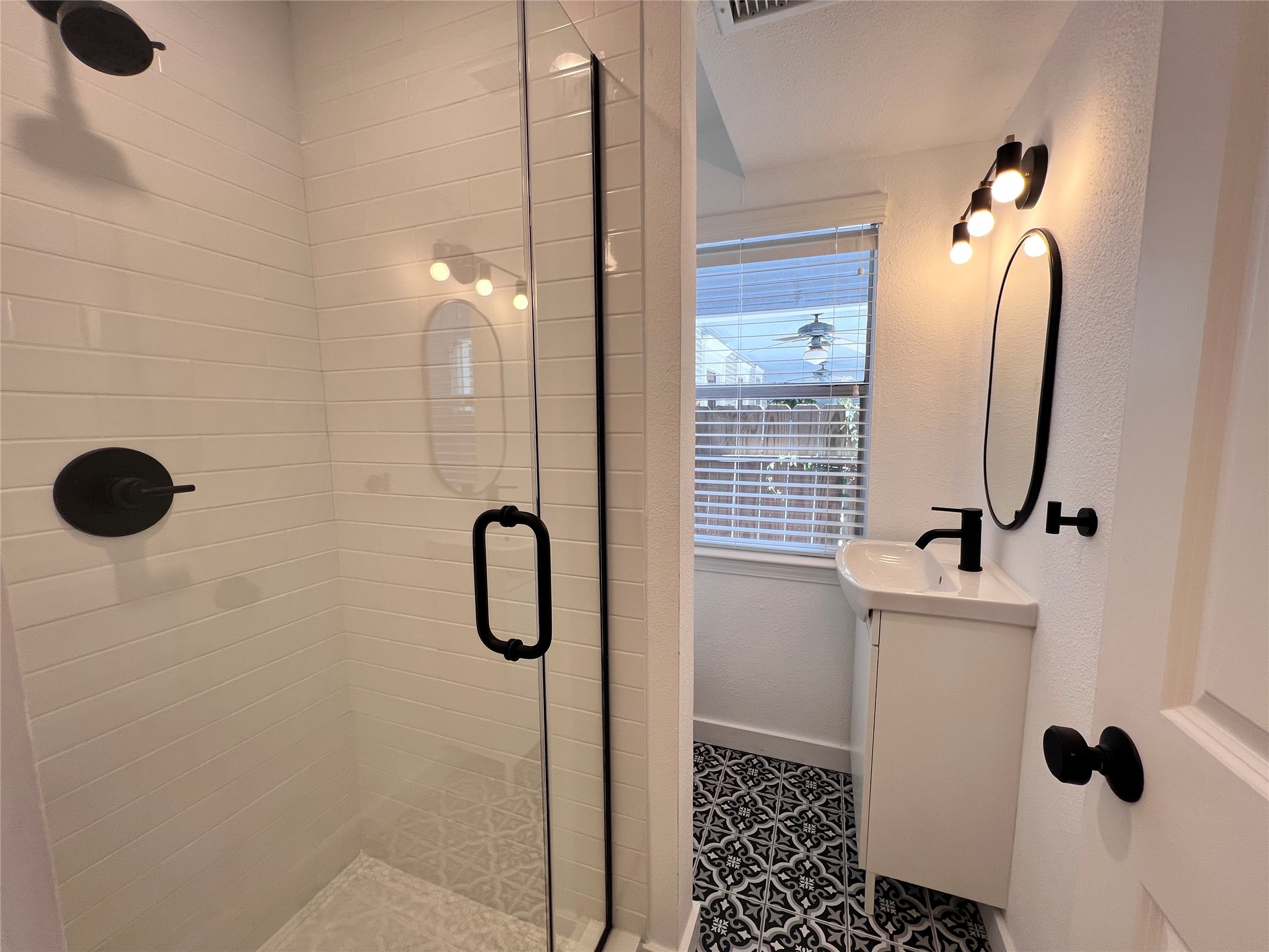 415 Fairview Street, Unit 4 Houston, TX 77006 - Photo 7 of 10 Fully remodeled/updated bathroom.