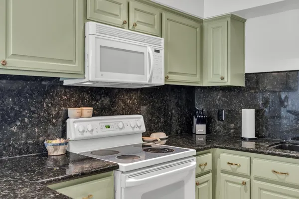 $299,999 | 7921 Arcade Lake Lane, Citrus Heights, CA 95610