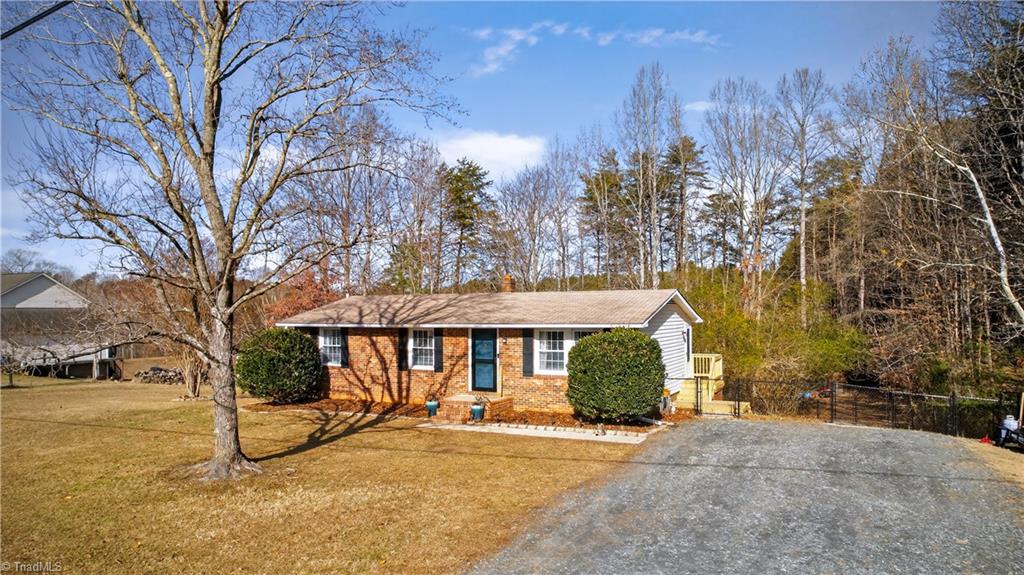 413 Vernon Road Reidsville, NC 27320 - Photo 2 of 37