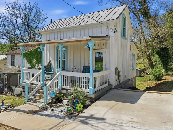 a view of a house with a small yard and plants