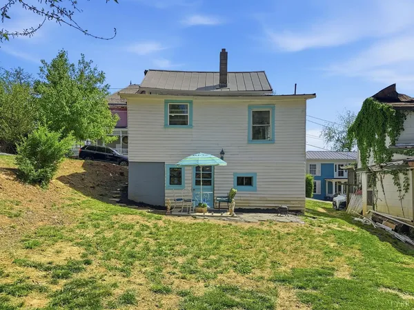 a front view of house with yard