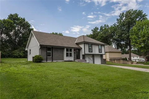 $365,000 | 10101 Northwest Mirror Lake Court, Kansas City, MO 64152