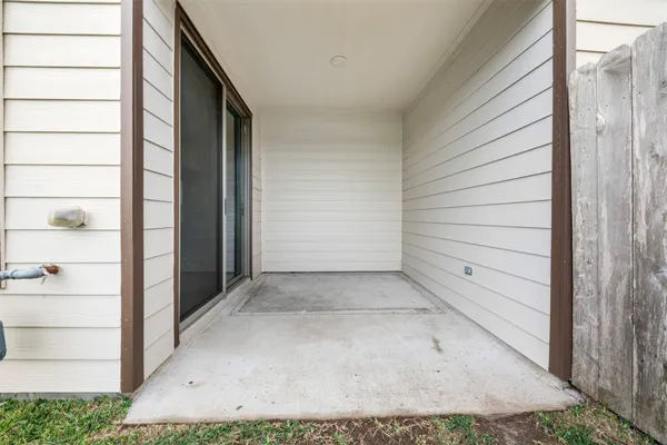 a view of a house with backyard and porch