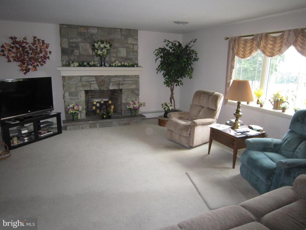 1219 East Newport Road Lititz, PA 17543 - Photo 7 of 23