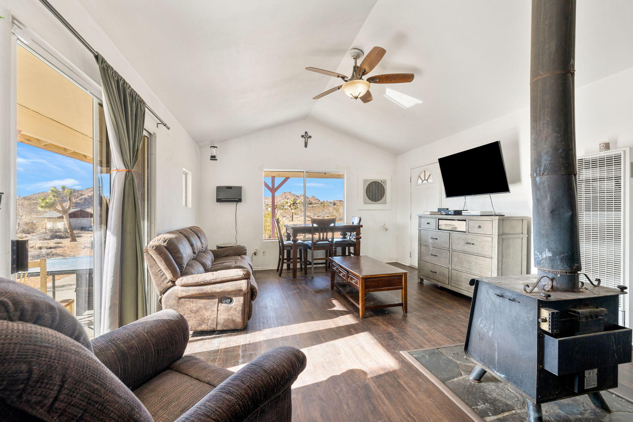 63466 Single Tree Road Joshua Tree, CA 92252 - Photo 9 of 62 31-web-or-mls-8M4A5065