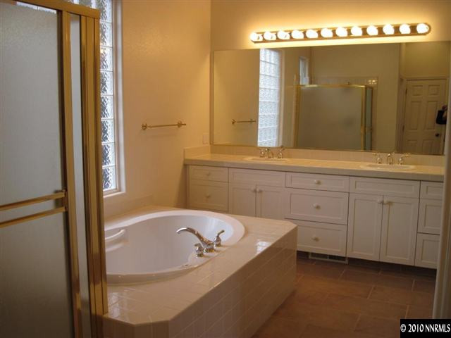 1697 Aspen Creek Road Reno, NV 89519 - Photo 5 of 9 a bathroom with a bathtub and a sink