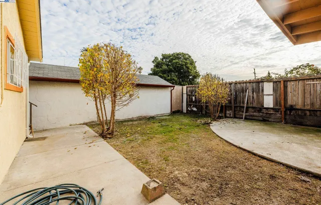 a view of a backyard