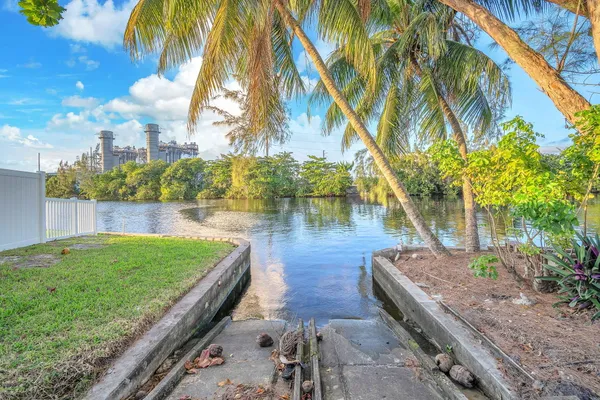 $5,600 | 4400 Southwest 37th Avenue, Dania Beach, FL 33312