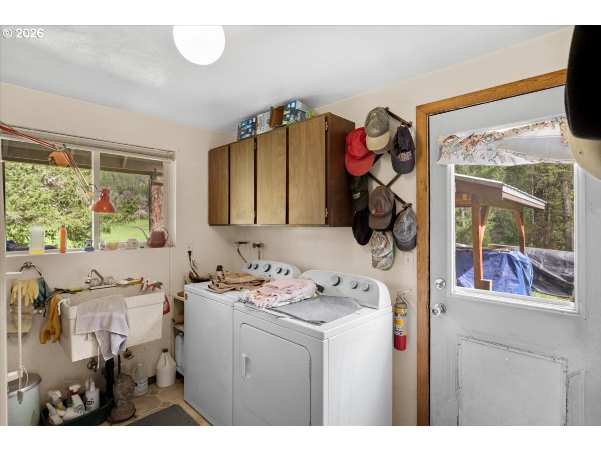 5089 North Myrtle Road Myrtle Creek, OR 97457 - Photo 20 of 44 Laundry