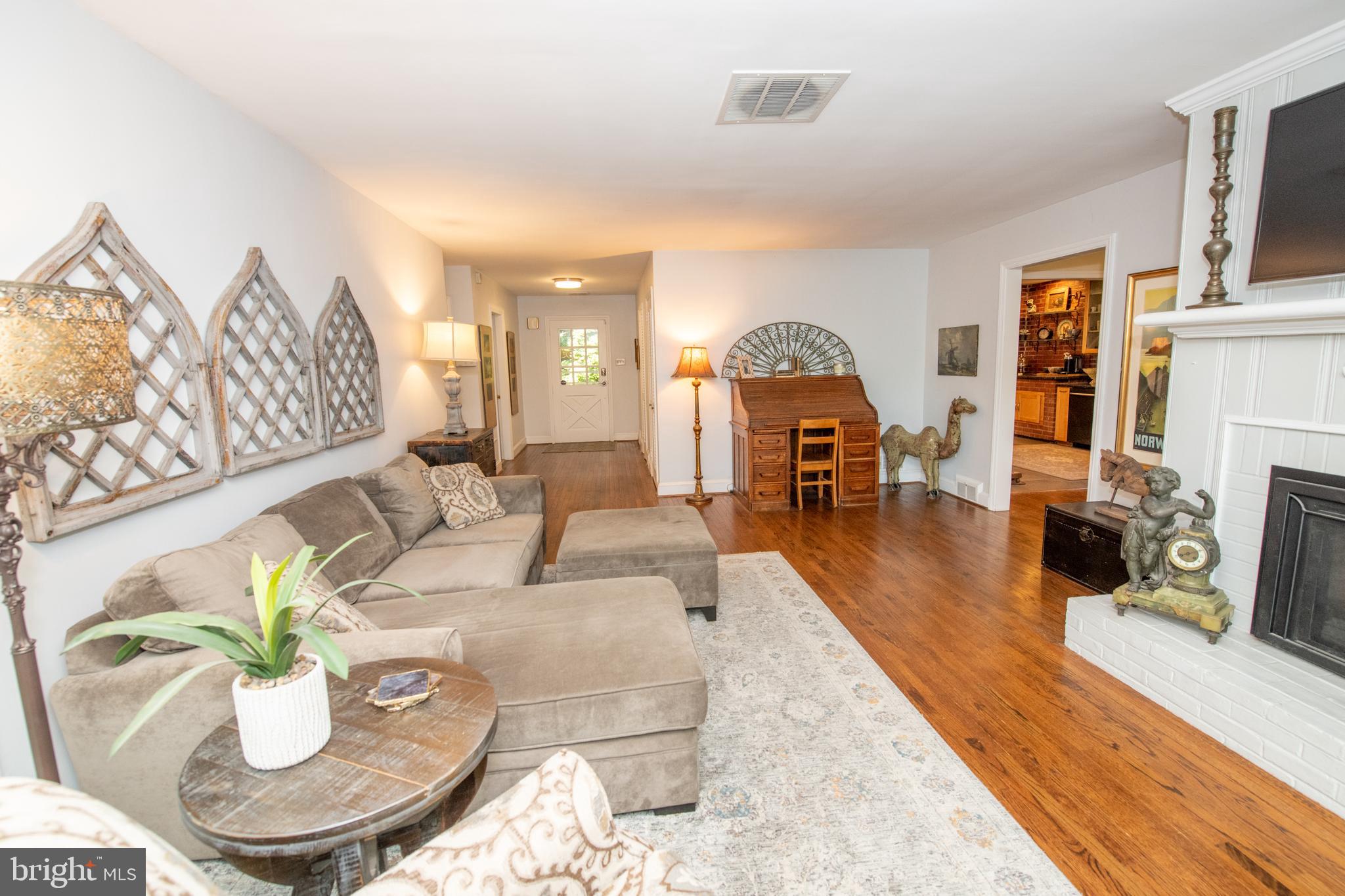 110 Ovington Road Yardley, PA 19067 - Photo 8 of 84 Living Rm