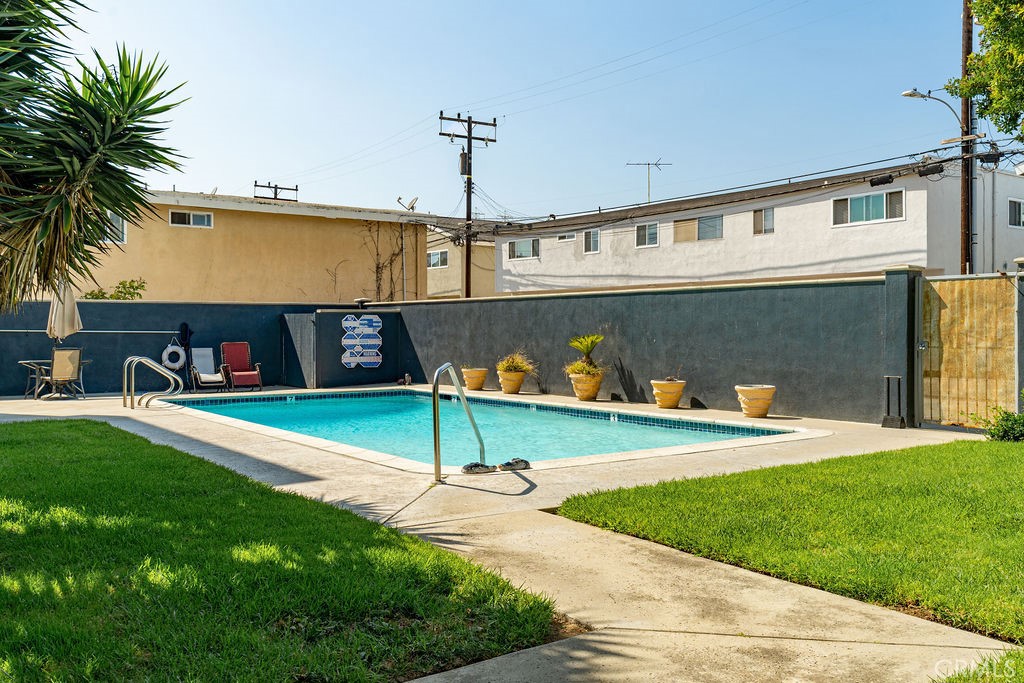 1321 Beryl Street, Unit 101 Redondo Beach, CA 90277 - Photo 27 of 40 a front view of a house with garden