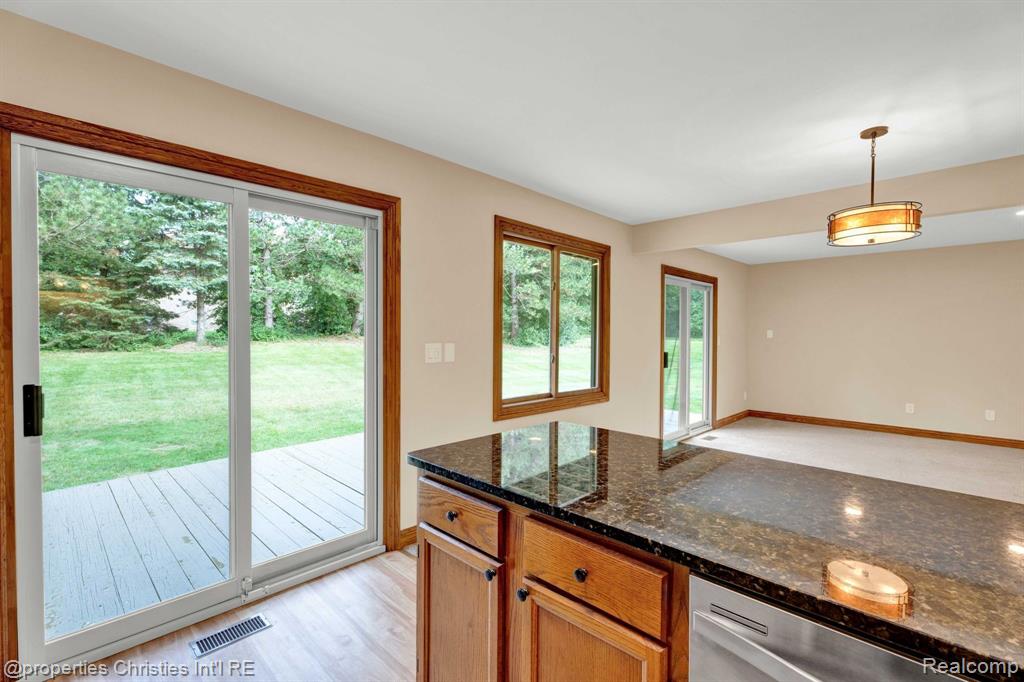 2411 Rochelle Park Drive Rochester Hills, MI 48309 - Photo 15 of 41