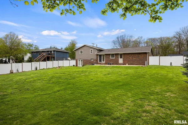 $189,900 | 116 Gottlieb Court, Creve Coeur, IL 61610