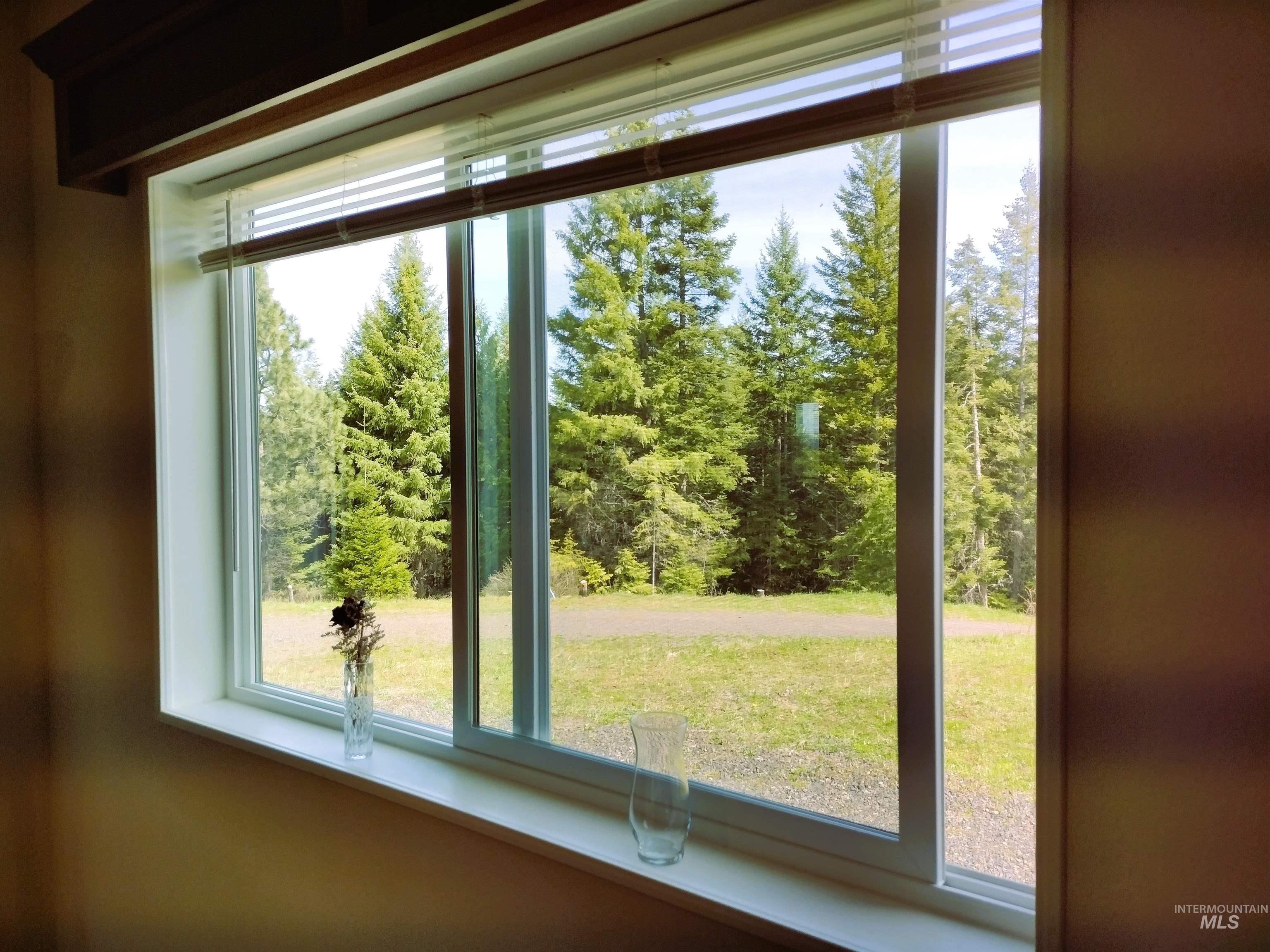 142 Shenandoah Third Street Kamiah, ID 83536 - Photo 48 of 50 Large sliding window with white framing and integrated blinds
