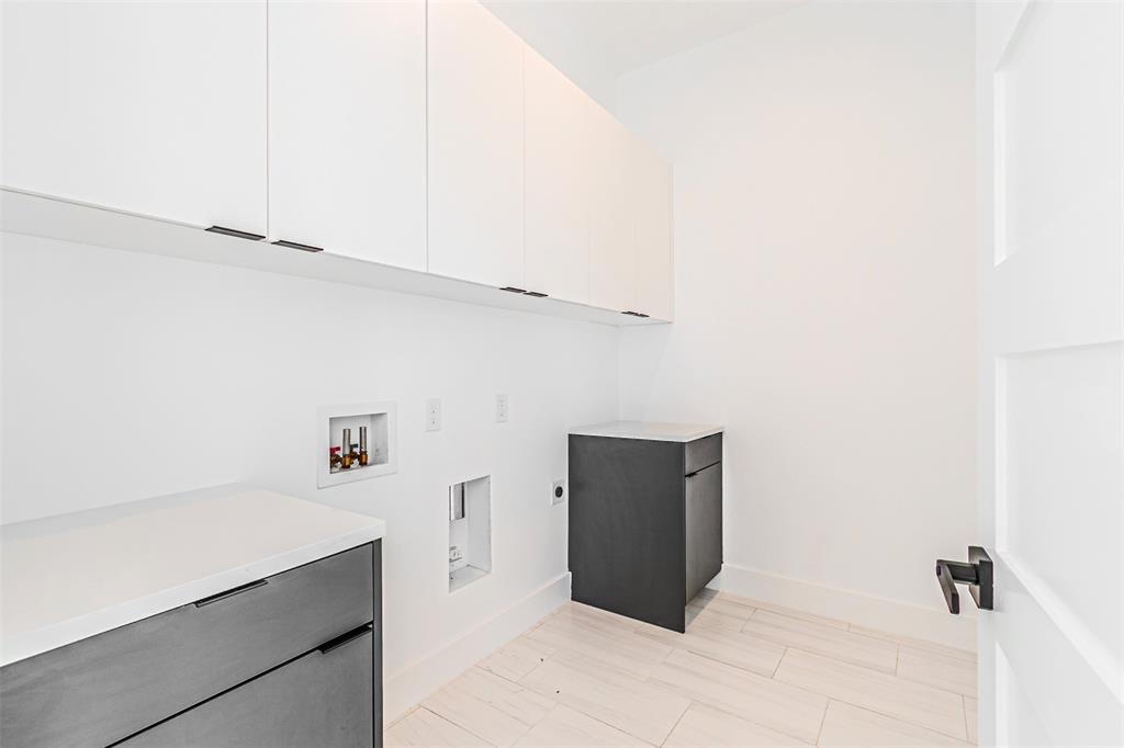 4309 Sylvester Street Dallas, TX 75219 - Photo 18 of 39 a view of an empty walk in closet