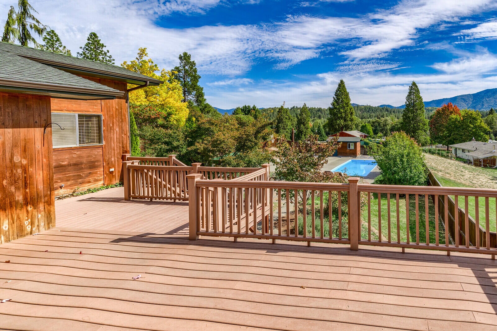 221 Larkin Road Grants Pass, OR 97527 - Photo 33 of 43 12_LR_12_mls