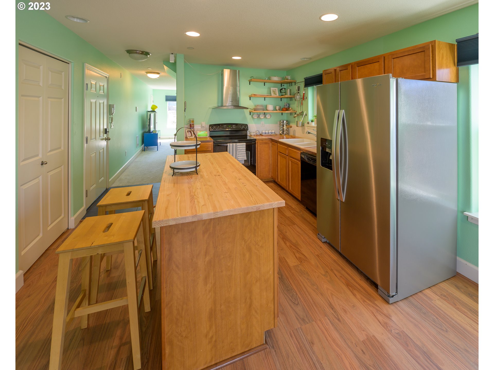 11919 Southeast Ash Street Portland, OR 97216 - Photo 4 of 19 Kitchen/Dining Room