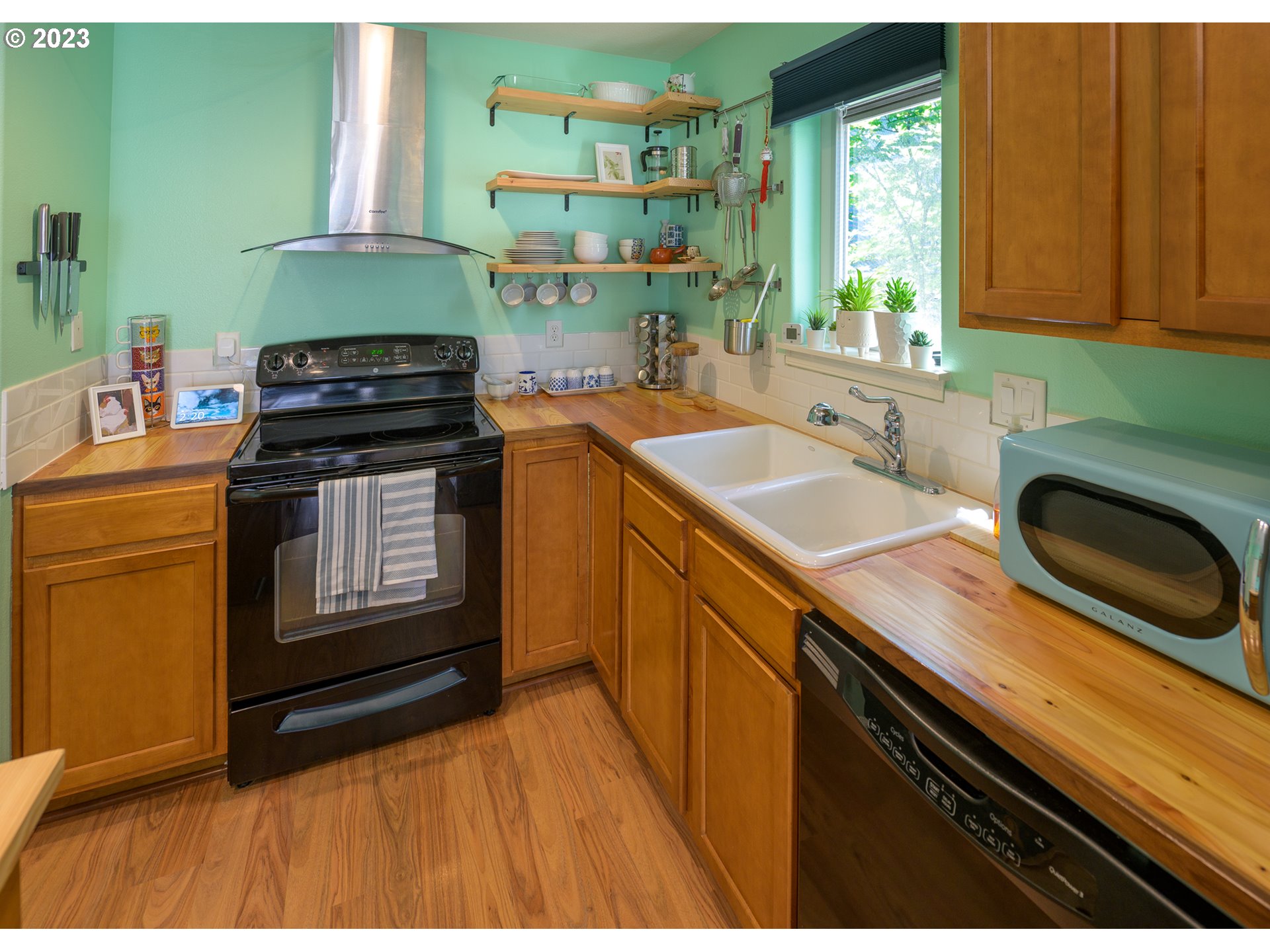 11919 Southeast Ash Street Portland, OR 97216 - Photo 6 of 19 Kitchen