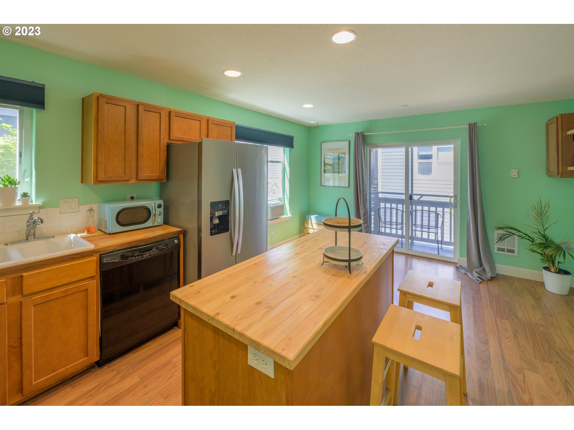 11919 Southeast Ash Street Portland, OR 97216 - Photo 7 of 19 Dining Room
