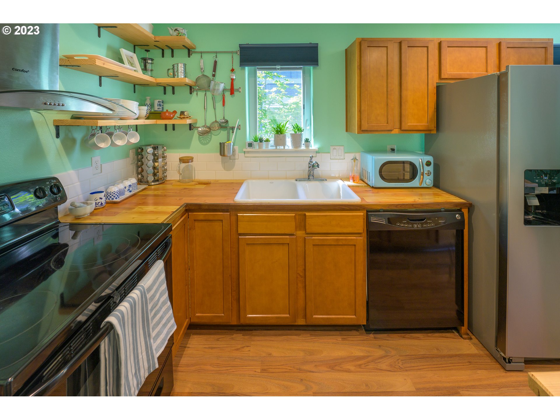 11919 Southeast Ash Street Portland, OR 97216 - Photo 8 of 19 Kitchen