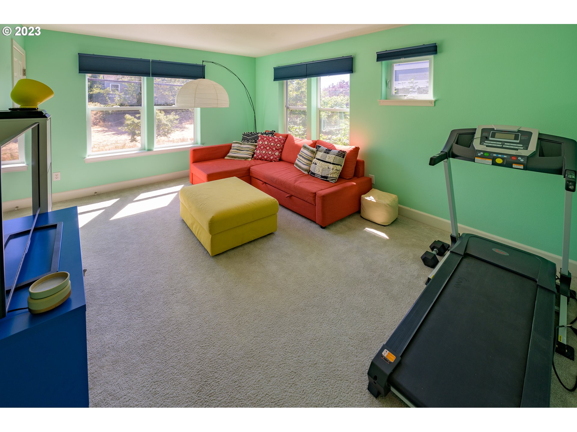 11919 Southeast Ash Street Portland, OR 97216 - Photo 9 of 19 Living Room