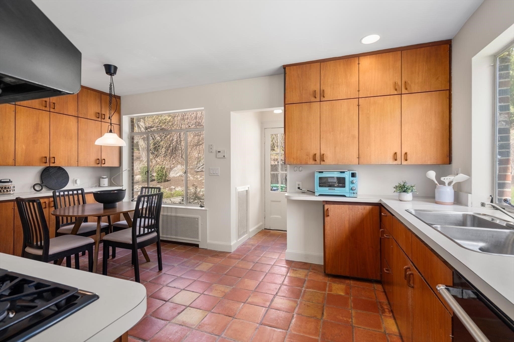 41 Edge Hill Road Chestnut Hill, MA 02467 - Photo 9 of 24 Gallery Image 9