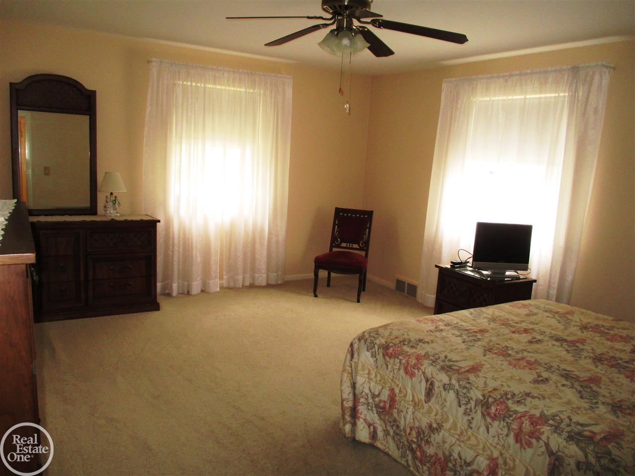 1670 Fairholme Road Grosse Pointe Woods, MI 48236 - Photo 10 of 14