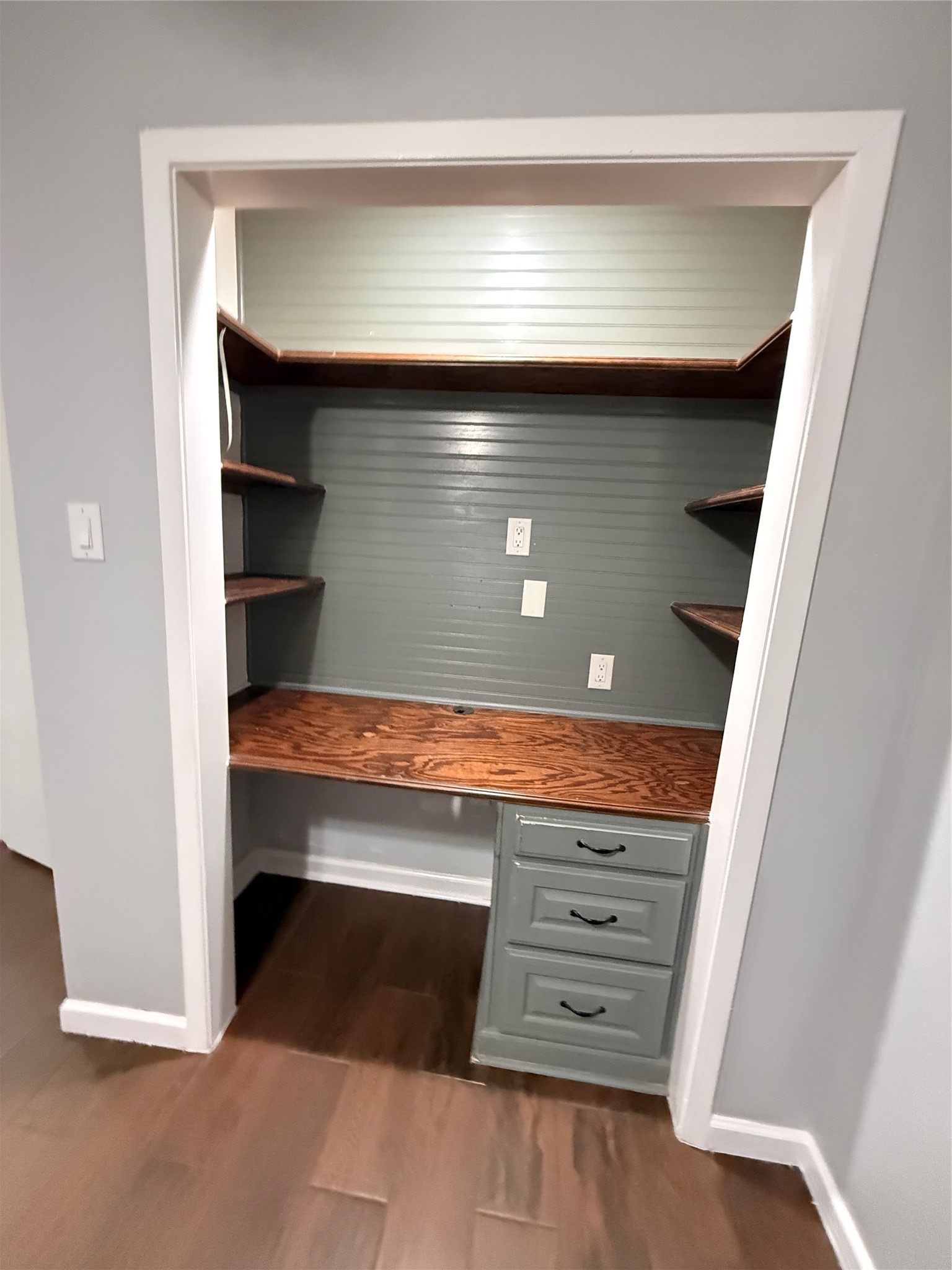 16118 Alden Ridge Drive Houston, TX 77053 - Photo 6 of 18 Built in desk in bedroom 2