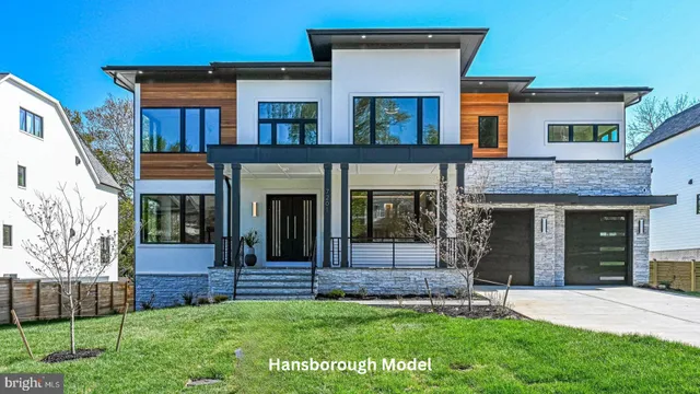 a view of front of a house with a yard