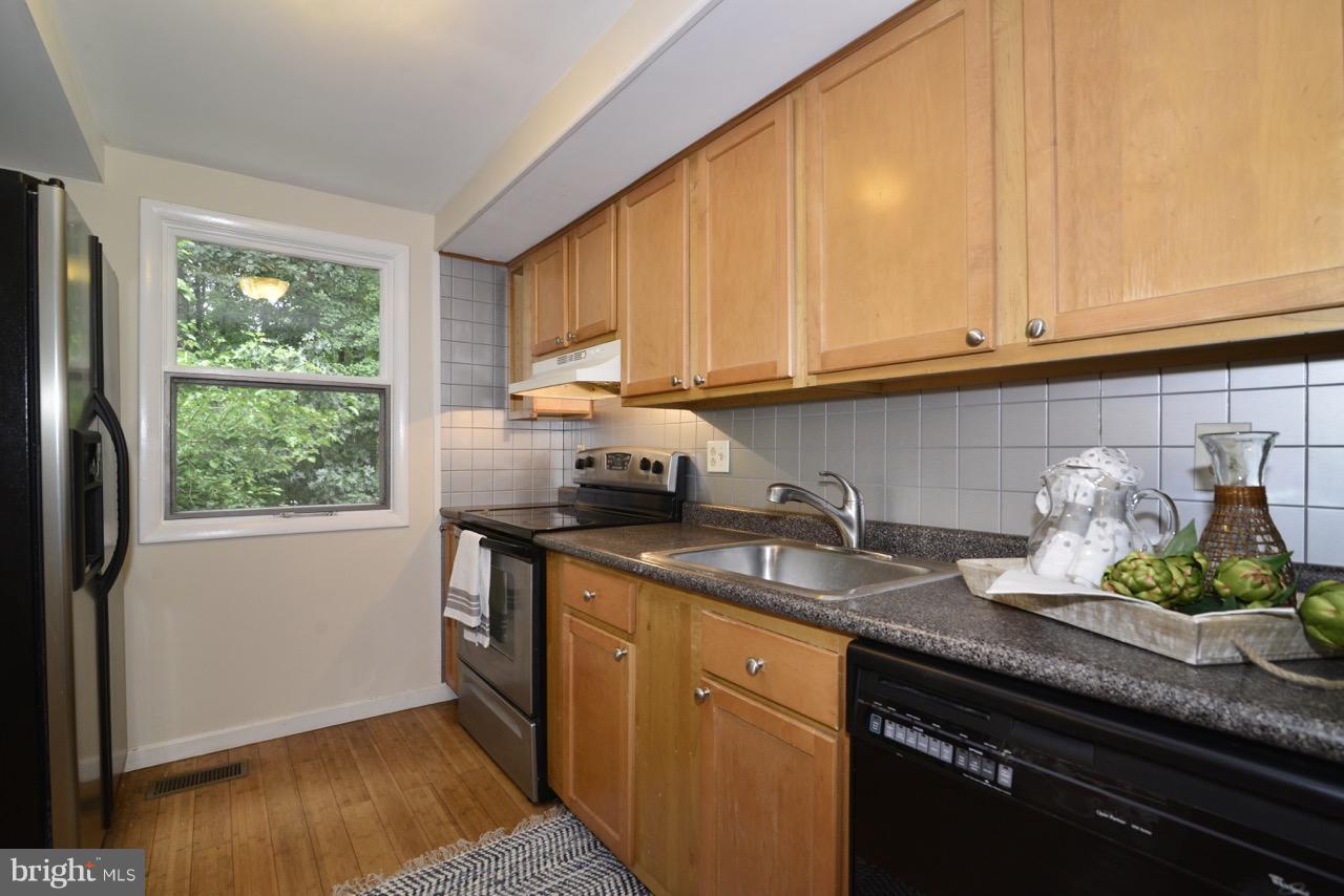 2333 Old Trail Drive Reston, VA 20191 - Photo 8 of 30 Kitchen