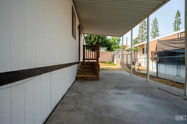 a view of a house with backyard