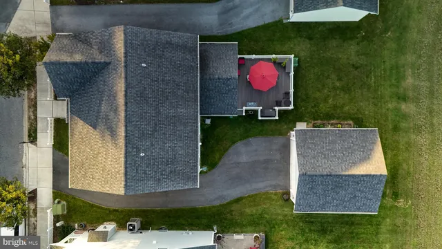 a view of a house with backyard and porch