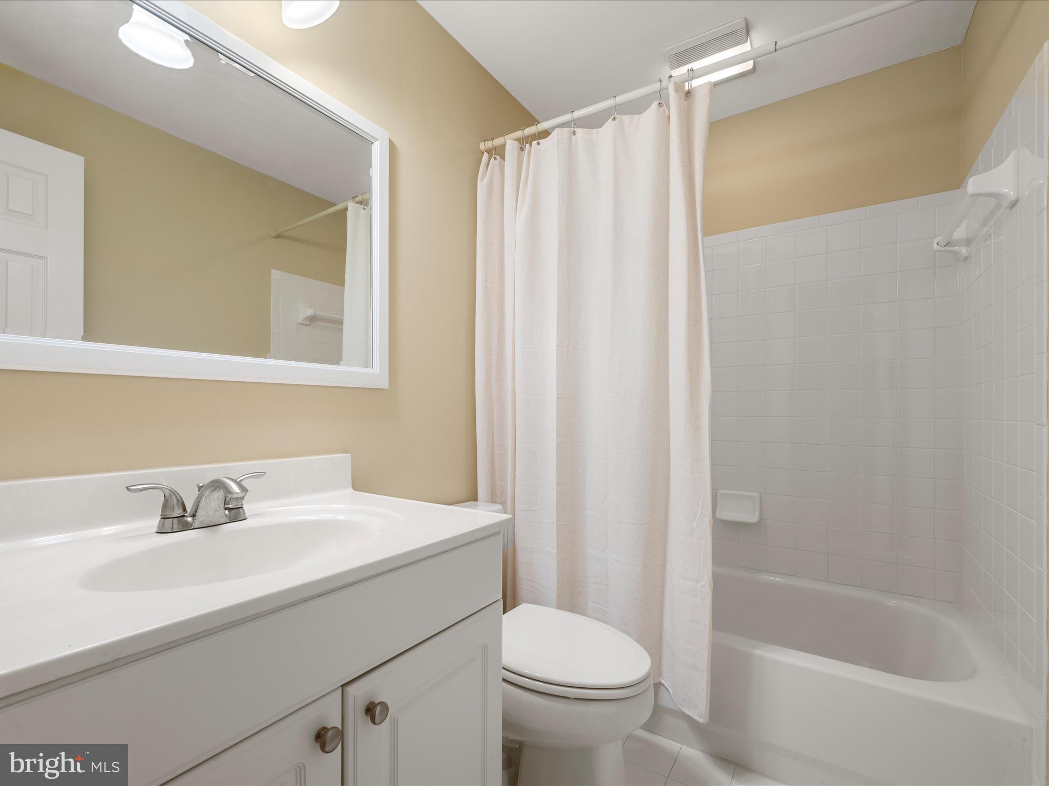 41950 Saddlebrook Place Leesburg, VA 20176 - Photo 53 of 87 a bathroom with a sink a toilet and a bathtub