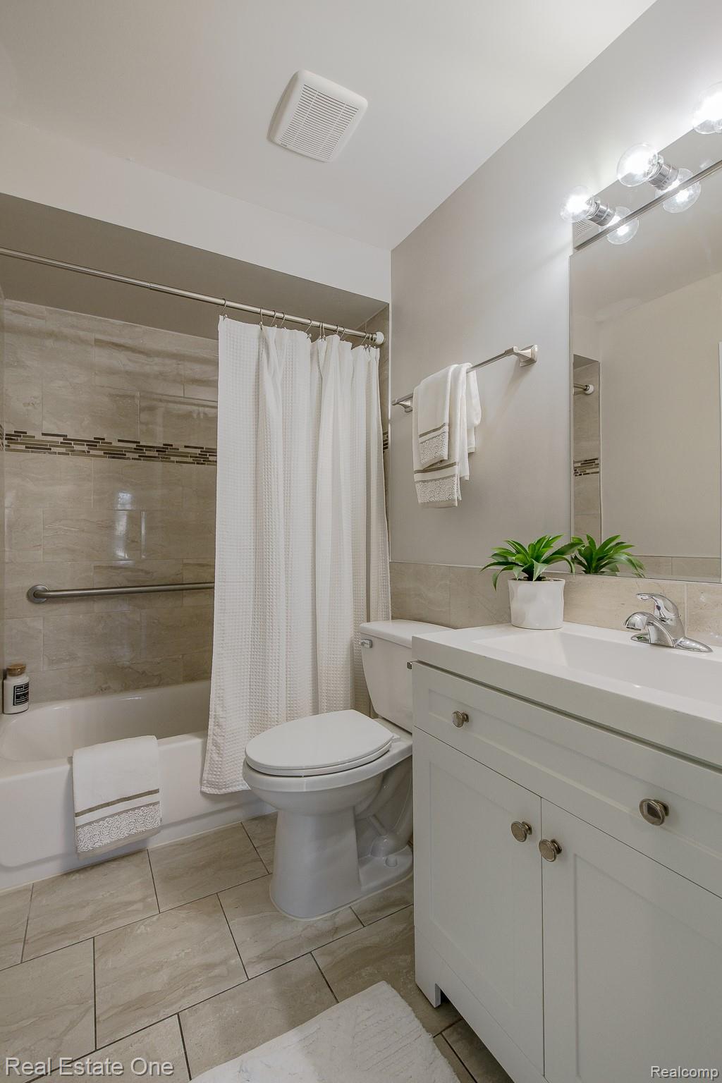 3103 Crooks Road Rochester, MI 48309 - Photo 30 of 34 3103 Crooks-31.jpg